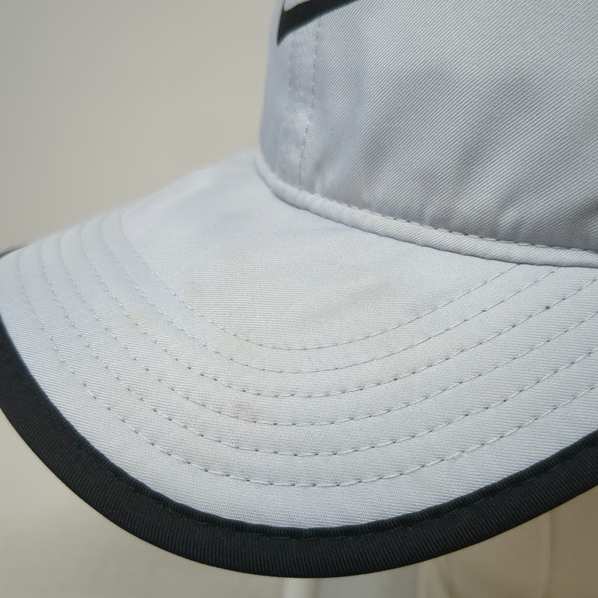 Nike Baseball Cap Gray One Size Featherlight Dri-Fit Adjustable Hat Swoosh Sport