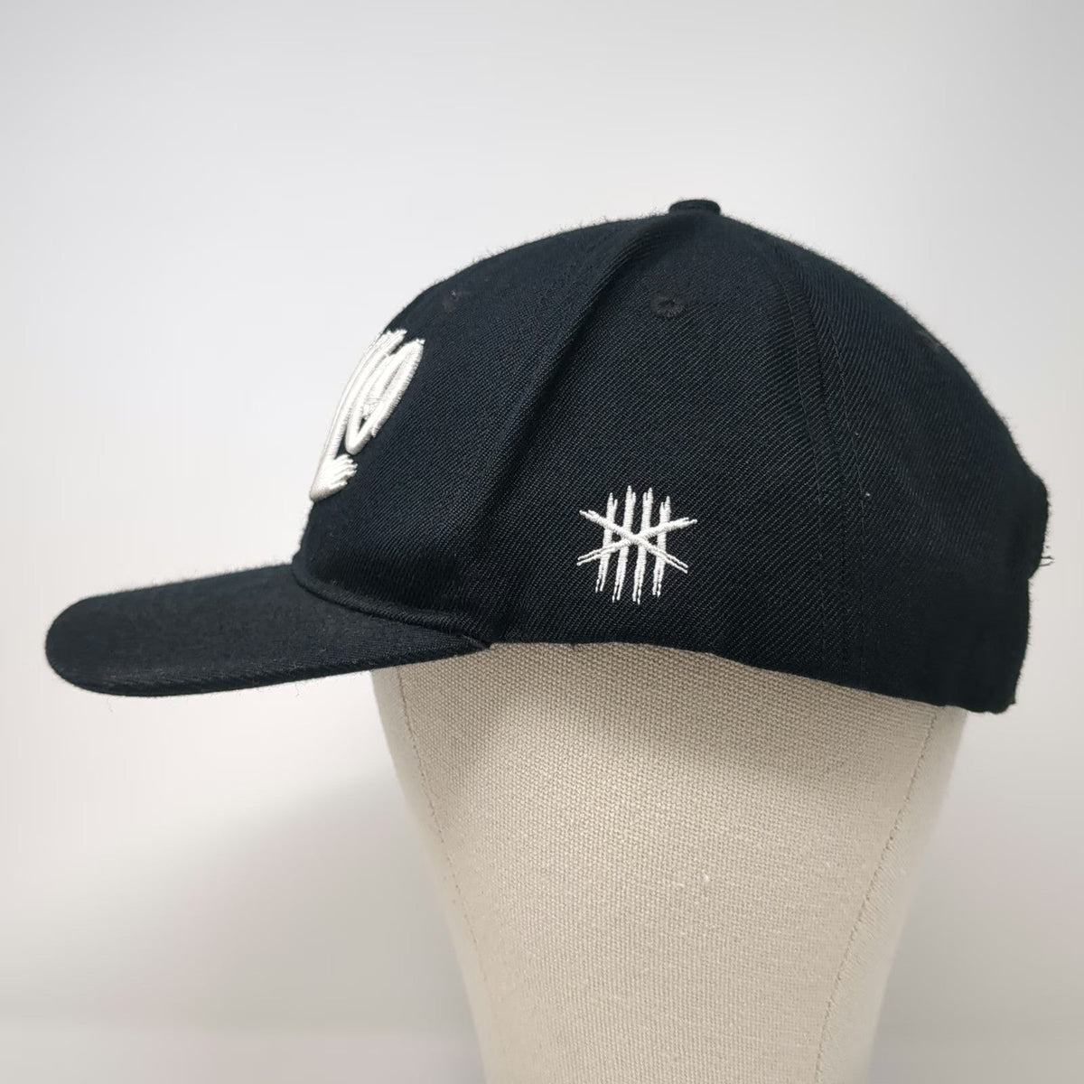 Sixfeathers Bailo Snapback Black One Size Flat Brim Embroidered Logo Hat