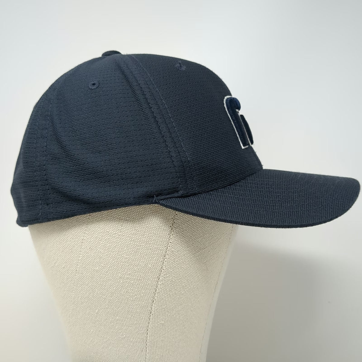 TravisMathew Baseball Cap Blue XL Flexfit Mesh Textured Athletic Logo Golf Hat