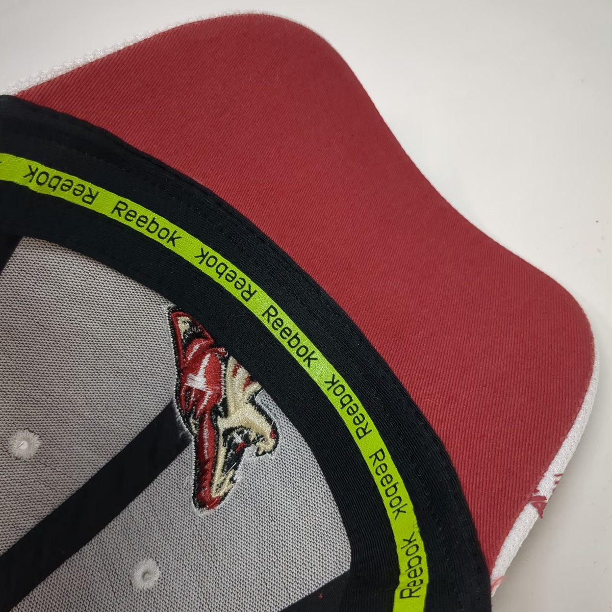 Reebok Phoenix Coyotes NHL Red White Cap M Center Ice Stretch Fit Hat Graphic