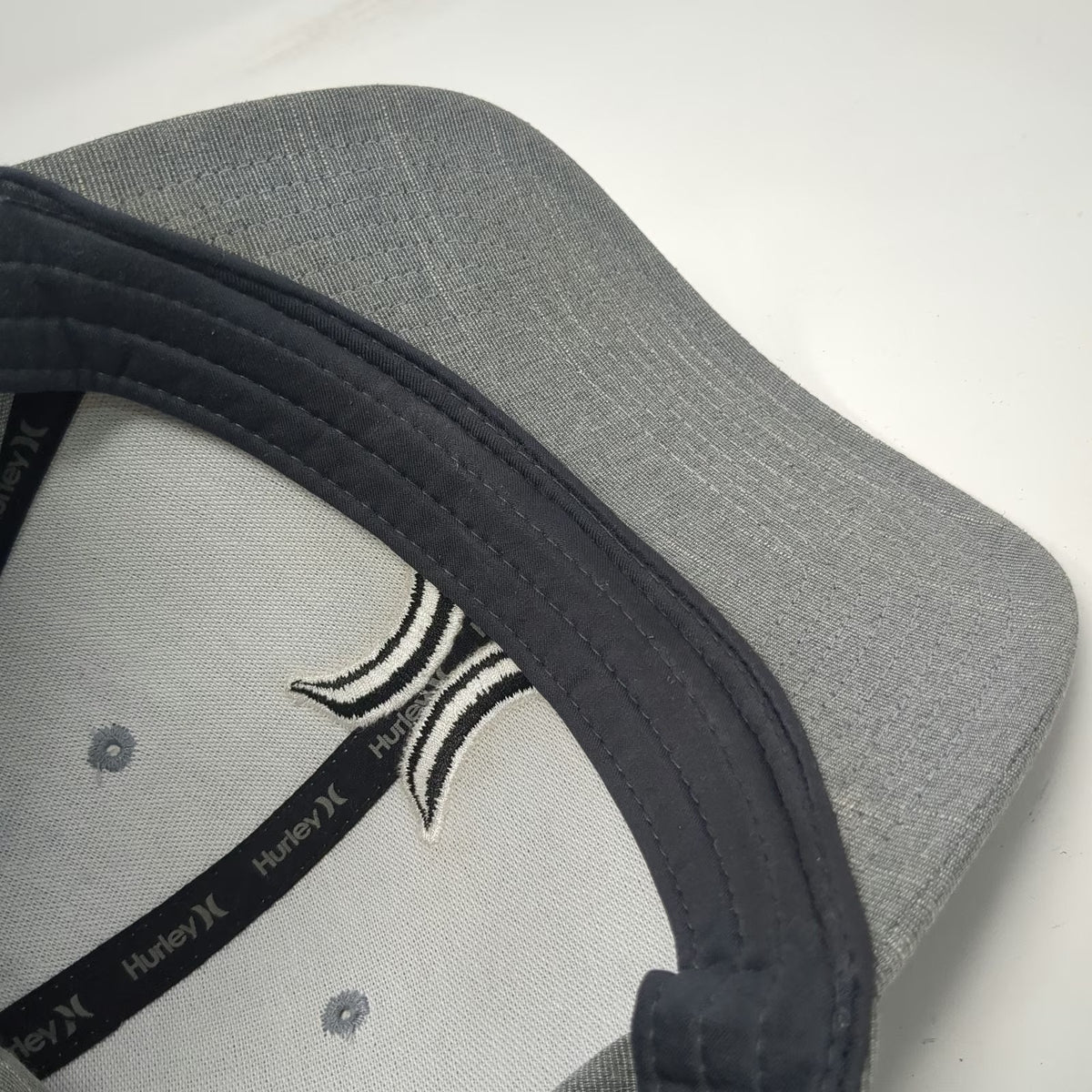 Hurley Baseball Cap Gray M Flexfit Embroidered Logo Curved Brim Stretch Hat