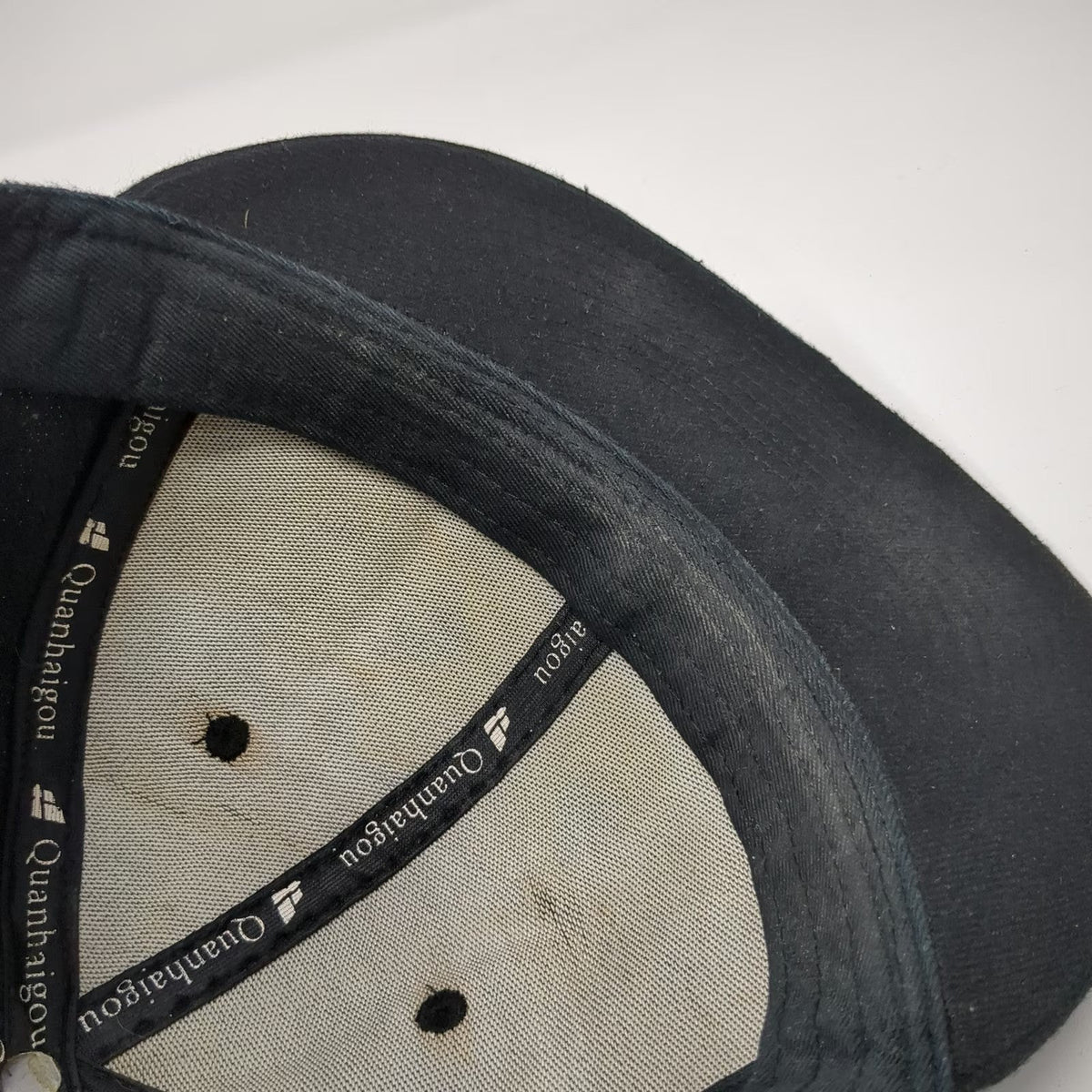 Quanhaigou Snapback Black One Size Flat Brim Embroidered X Crossed Hands Hat