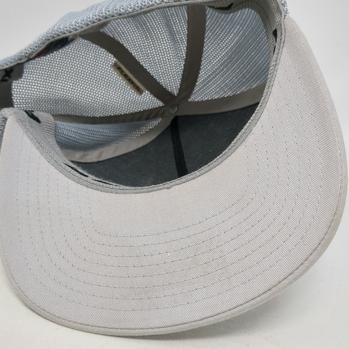 TravisMathew Golf Baseball Cap Gray XL Mesh Flexfit Horizontal Stripes Hat