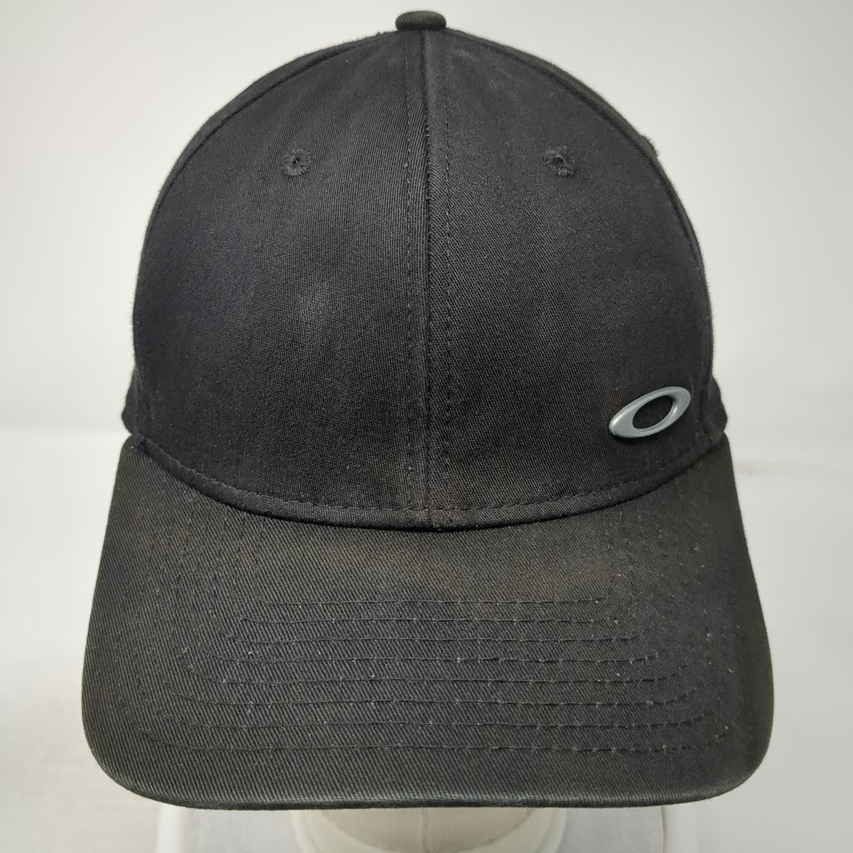 Oakley New Era 39THIRTY Baseball Cap Black S/M Stretch Fit Silver Logo Hat