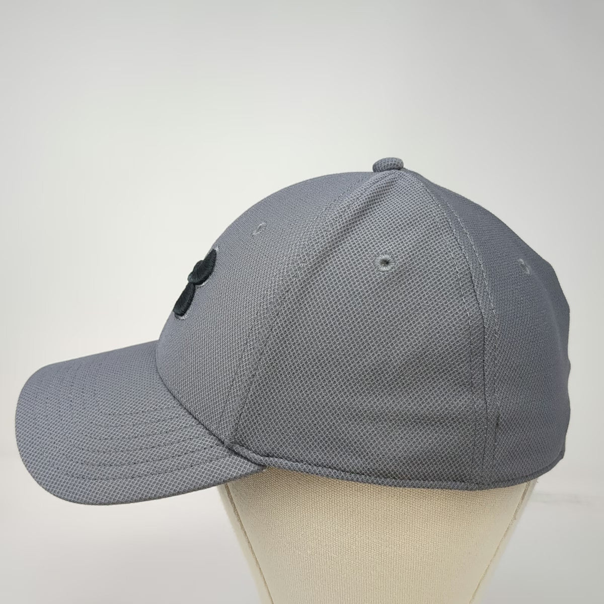 Under Armour Baseball Cap Gray XL Blitzing Stretch Fit Curved Bill Logo Hat