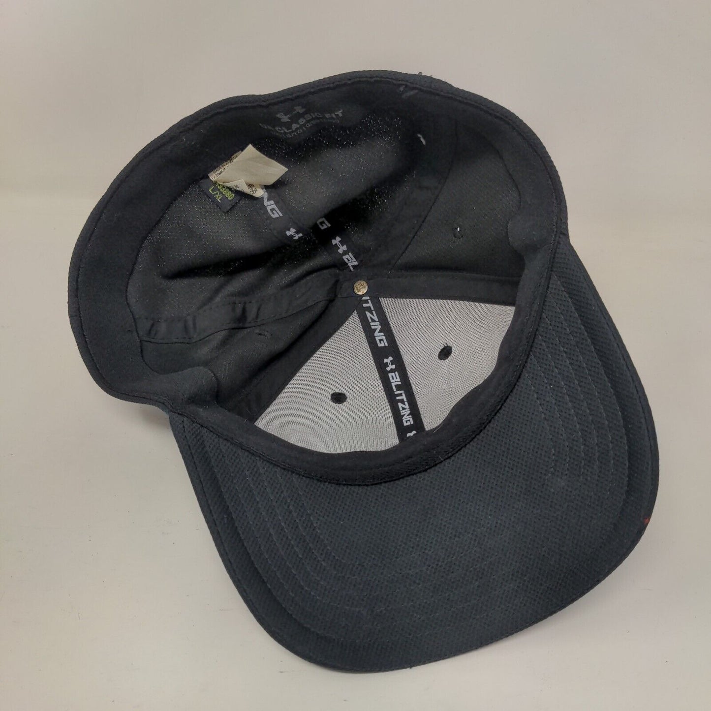 Under Armour Fitted Hat Black L/XL Classic Fit Blitzing Embroidered 6 Panel