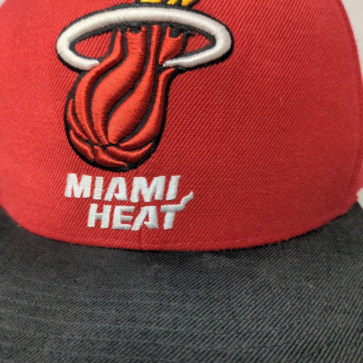 Mitchell & Ness NBA Men's Snapback Hat Red Embroidered Miami Heat 2006 Finals