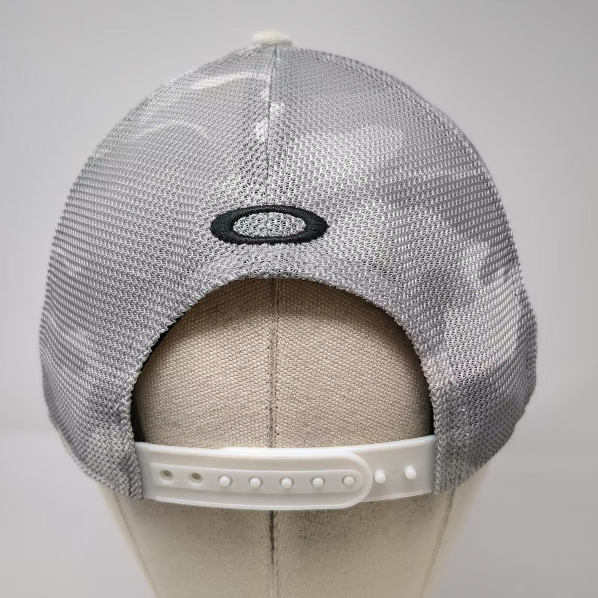Oakley White Gray Trucker Hat One Size Snapback Mesh Gamble Sands Adjustable