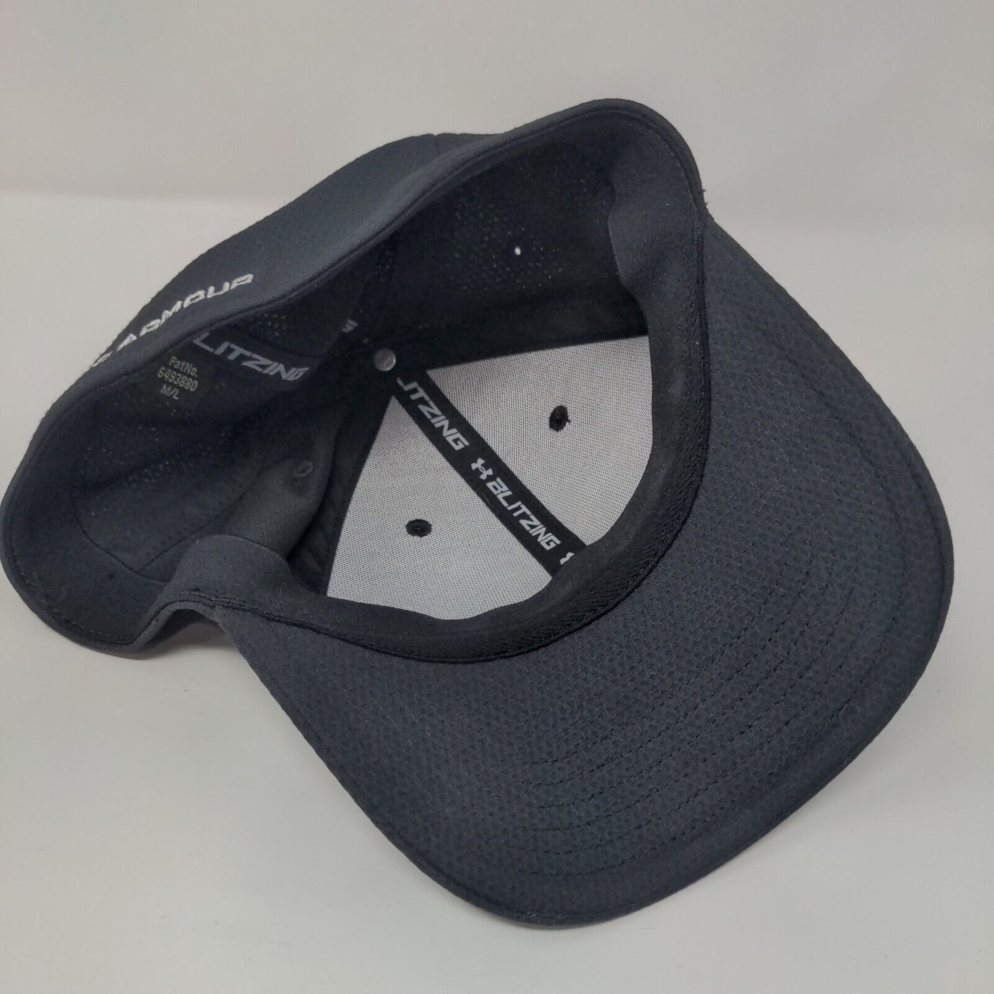 Under Armour Fitted Hat Black M/L Classic Fit Blitzing Embroidered 6 Panel