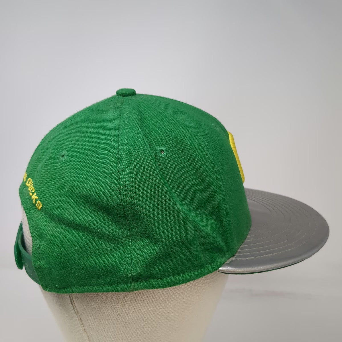 Nike Oregon Ducks NCAA Snapback Green One Size Silver Metallic Bill Flat Hat