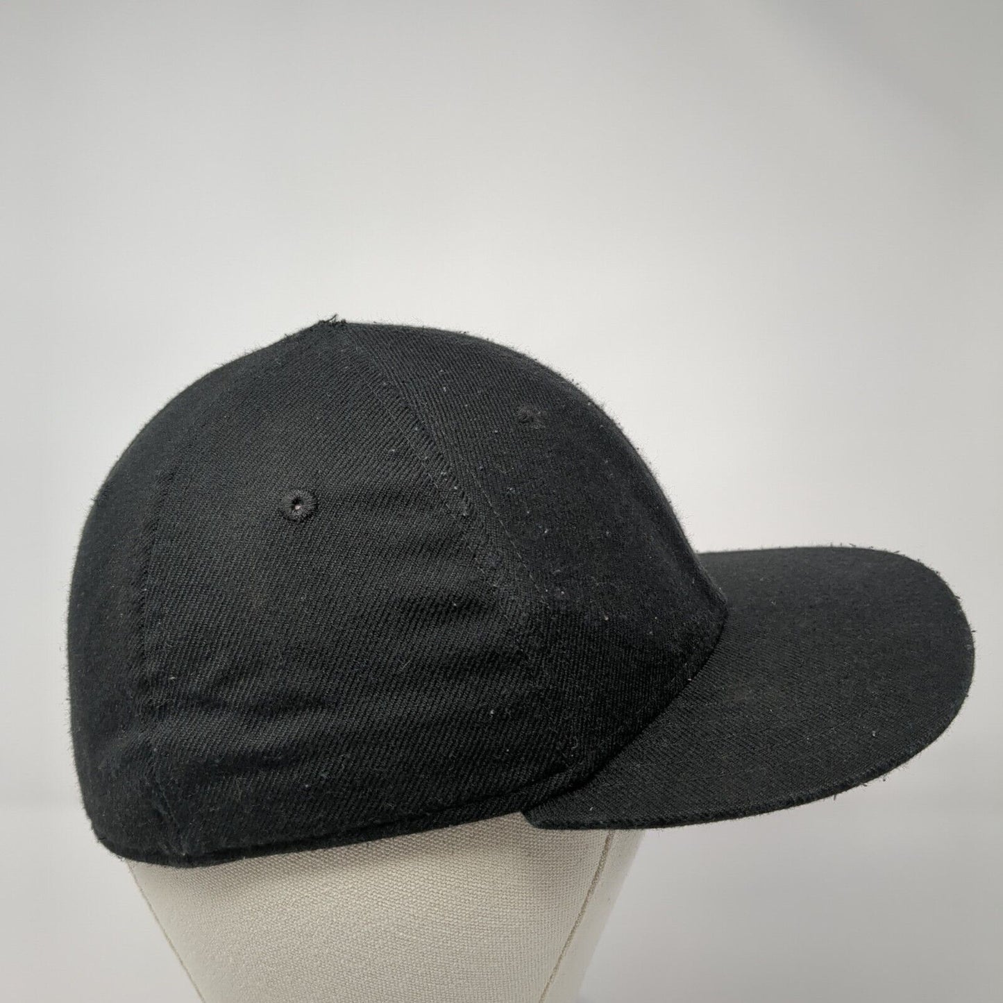 Under Armour Fitted Hat Black S/M Embroidered Vented Holes 6 Panel Blank