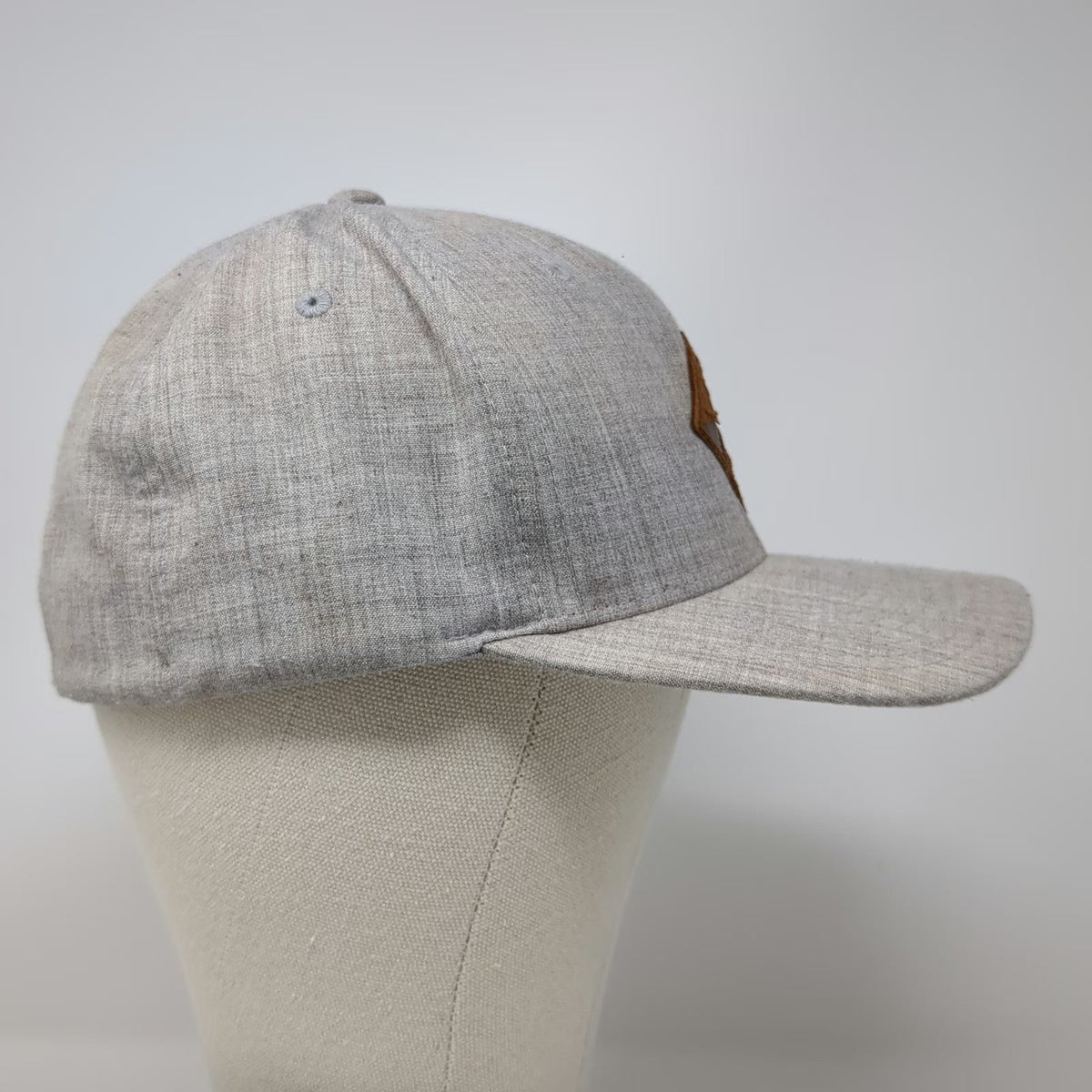 TravisMathew Baseball Cap Beige XL Flexfit Leather Patch Sun Graphic Curved Hat