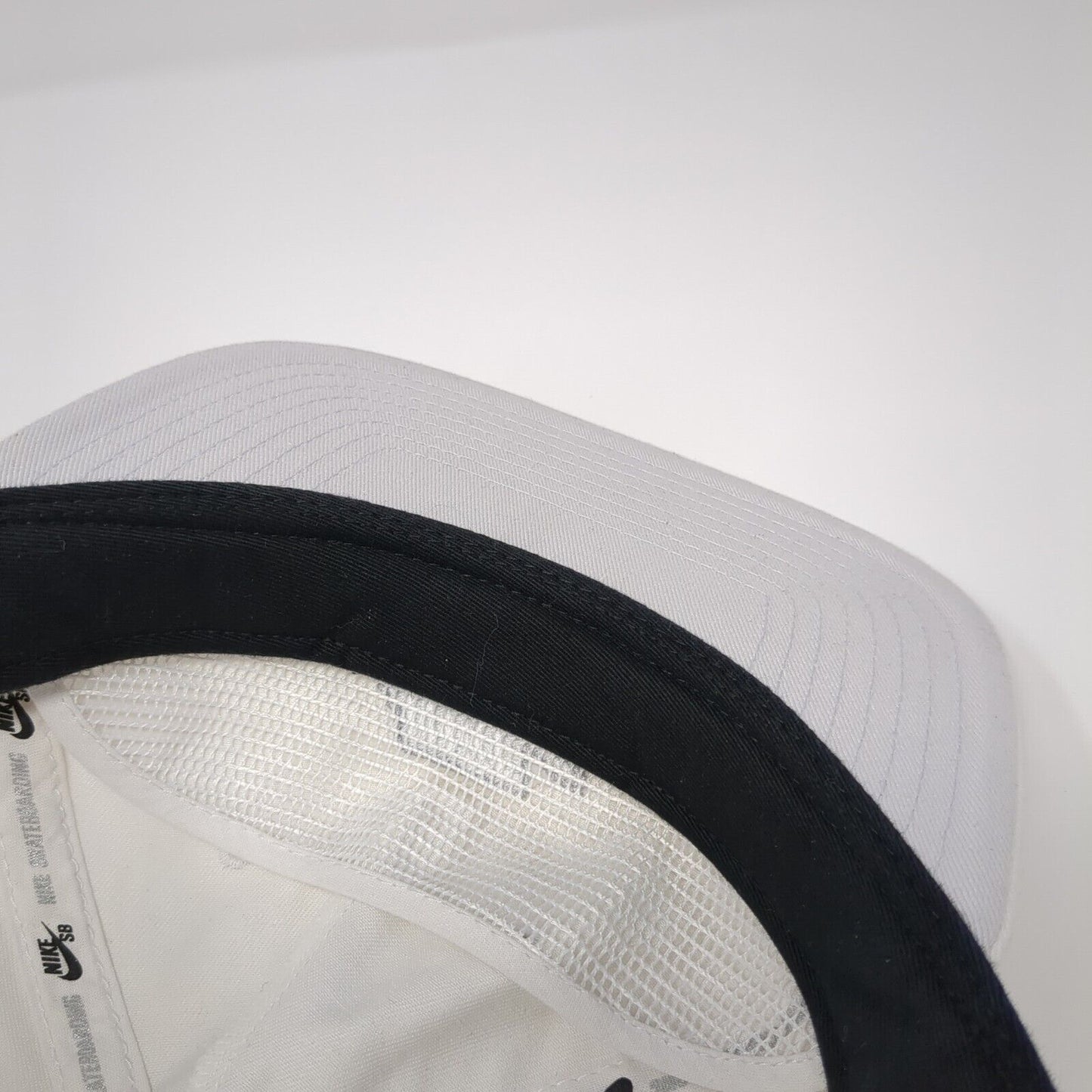 Nike SB Skateboard Snapback Hat White OSFA Embroidered Logo S1ze