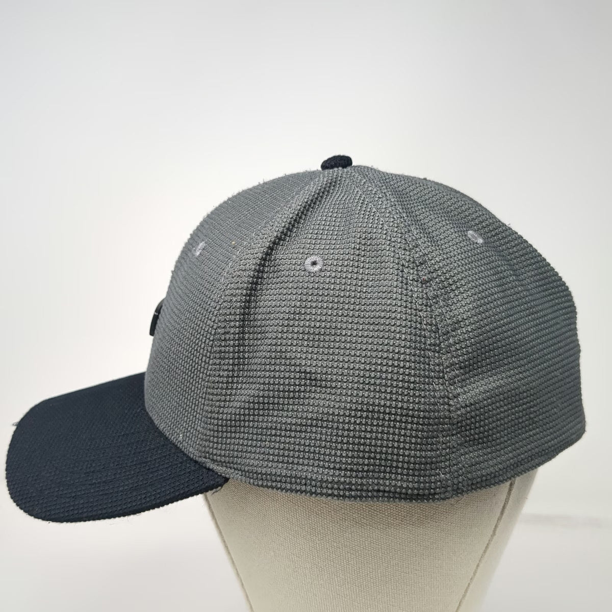 Oakley Baseball Cap Hat Gray Black XL Textured Honeycomb A-Flex Fitted Stretch