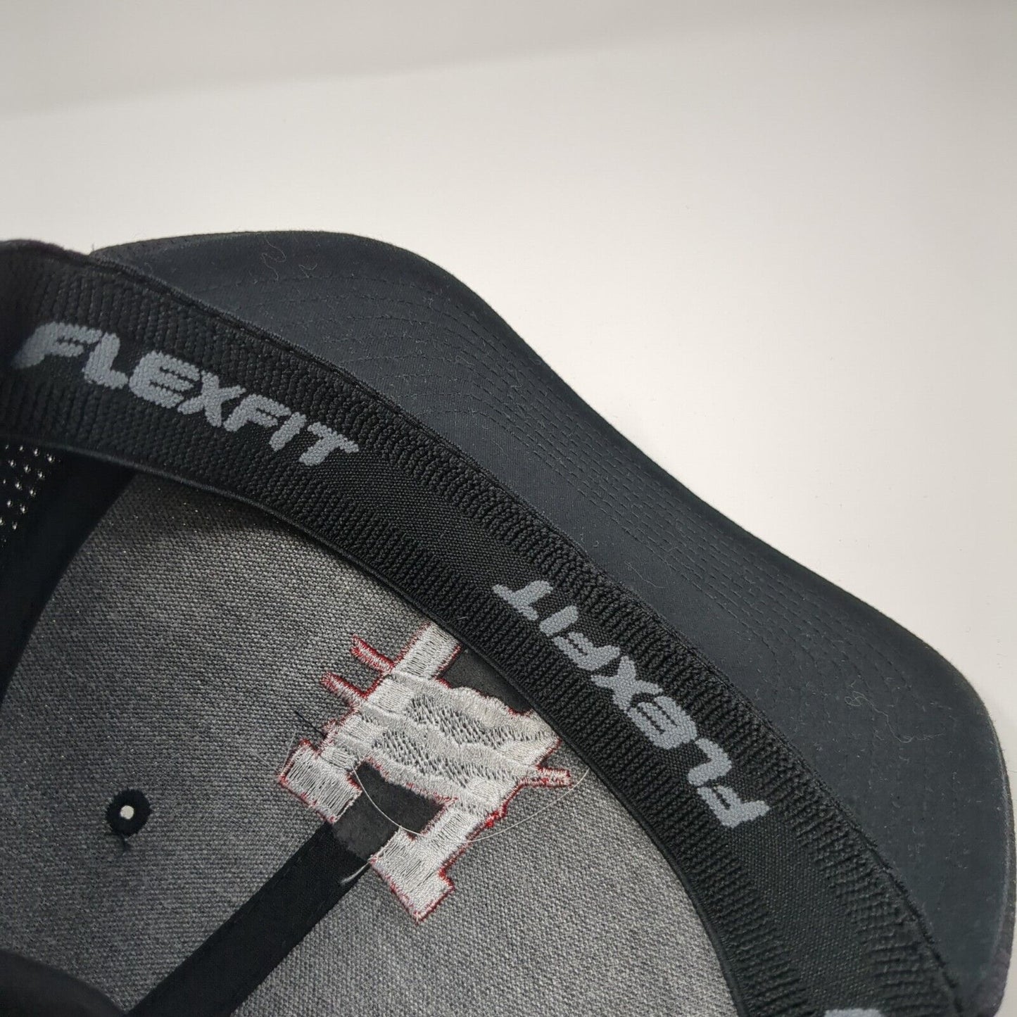 Travis Matthew Fitted Hat Black S/M Lightweight Embroidered Flexfit Yupoong