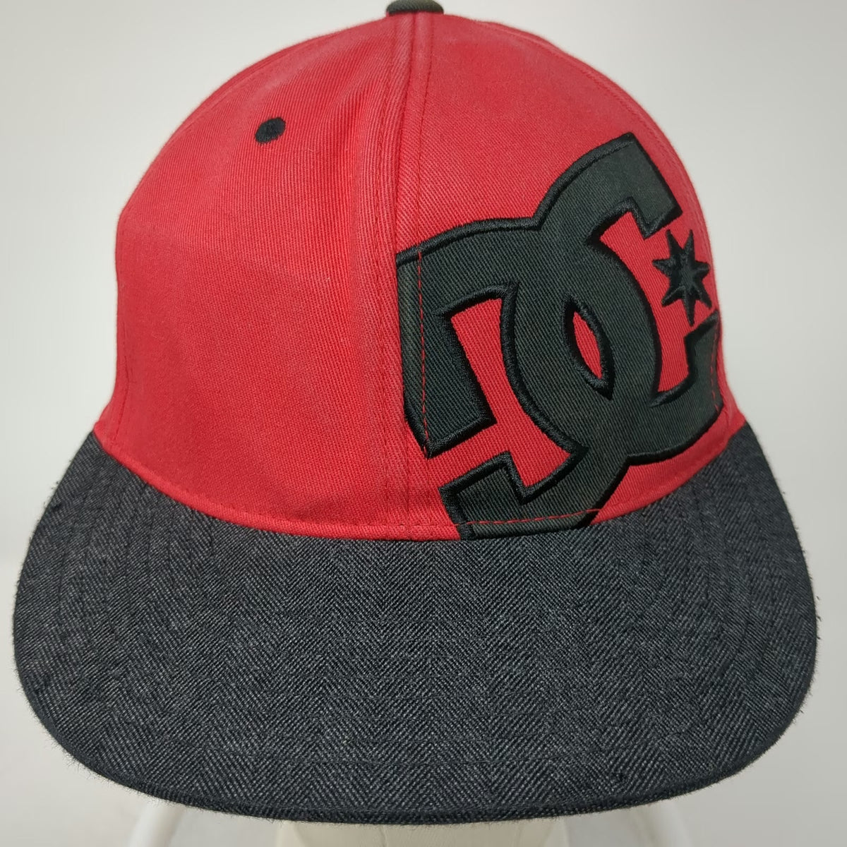 DC Shoes Baseball Cap Red M Flexfit Embroidered Logo Herringbone Brim Skate Hat