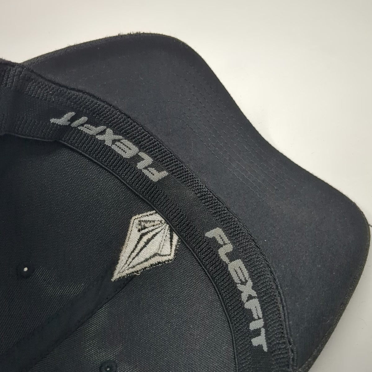 Volcom Baseball Cap Black XL Hat Flexfit Embroidered Logo Stone Curved Brim
