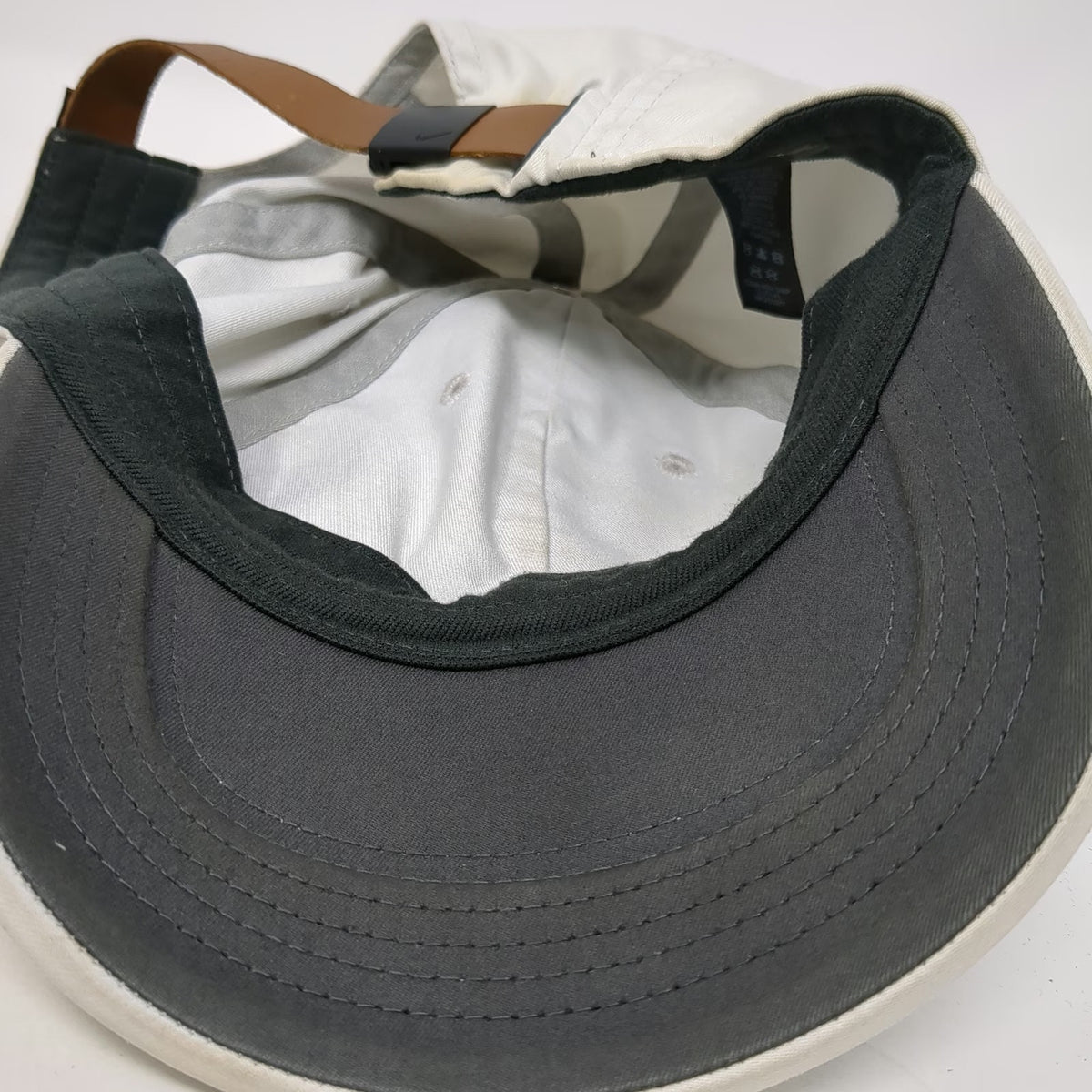 Nike Baseball Cap Beige One Size Heritage86 Dri-FIT Leather Slideback Swoosh Hat