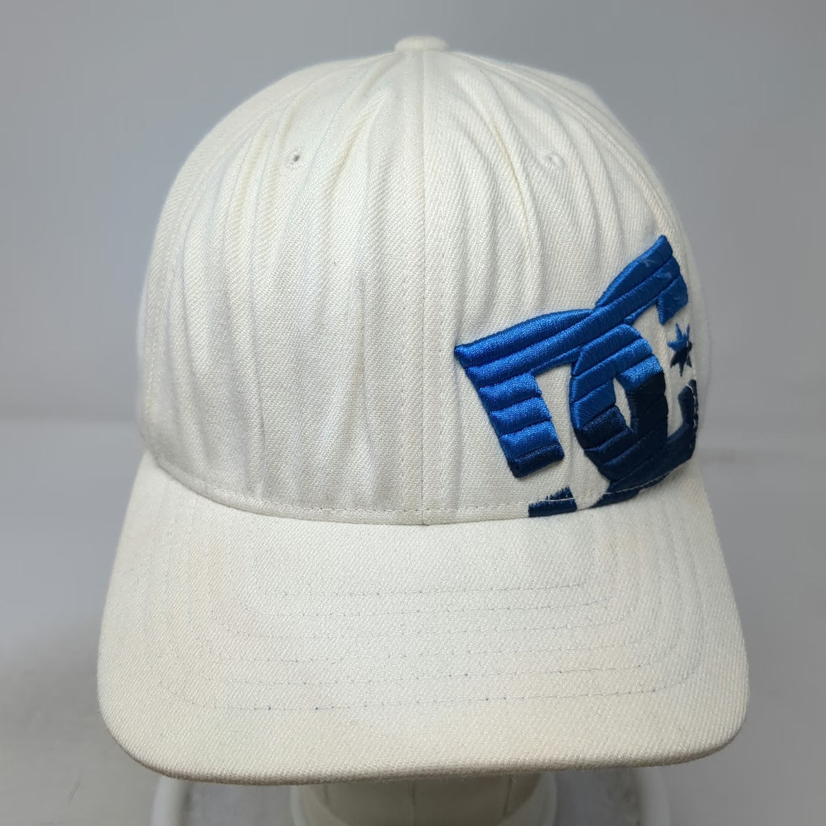 DC Shoes Baseball Cap White XL Blue Fitted Flexfit Embroidered Logo Sample hat