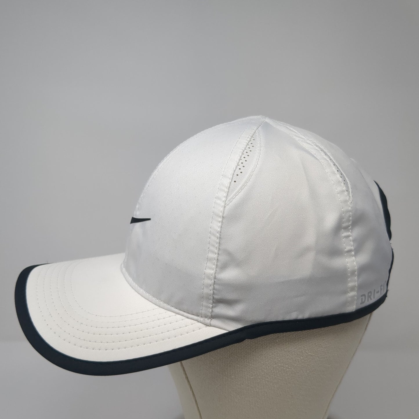 Nike Baseball Cap White One Size Adjustable Embroidered Swoosh Featherlight