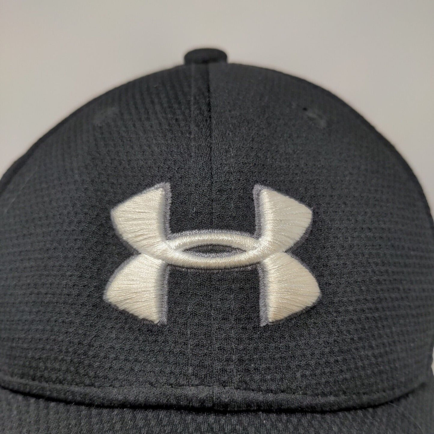 Under Armour Boy's Fitted Hat Black Youth Size S/M Embroidered Logo Polyester