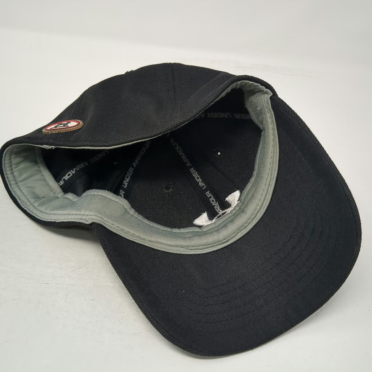 Under Armour Baseball Cap Black L Stretch Fit Mesh Embroidered Patch Sport Hat