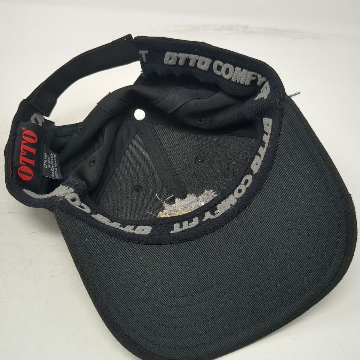 Otto Baseball Cap Black One Size Wealthy Way Lion Logo Strapback Stretch Hat