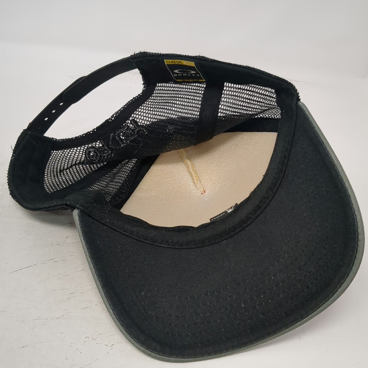 Oakley Trucker Hat Gray Red Black One Size Frog Logo Mesh Snapback Stripes Hat