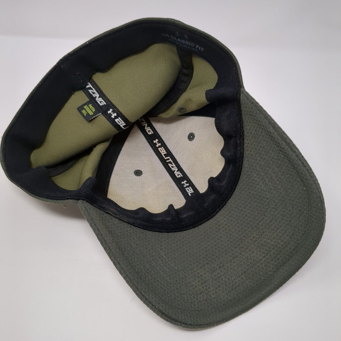 Under Armour Fitted Hat Green M/L Classic Fit Embroidered Vented Holes 6 Panel
