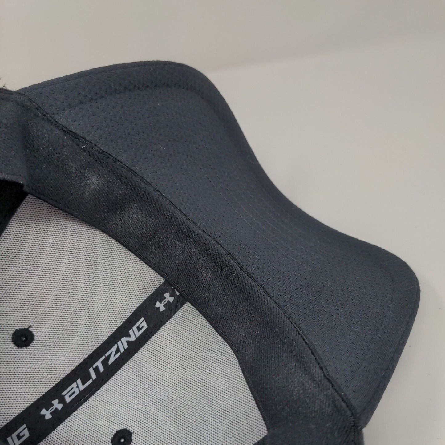 Under Armour Fitted Hat Black M/L Classic Fit Blitzing Embroidered 6 Panel