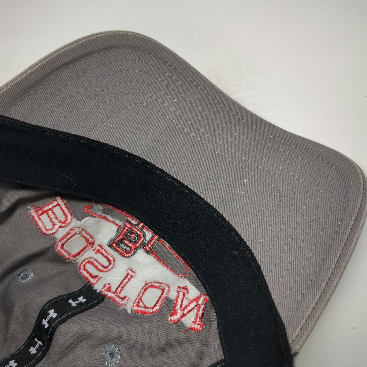Under Armour NCAA Boston University Cap Gray One Size Slideback BU Logo Red Hat