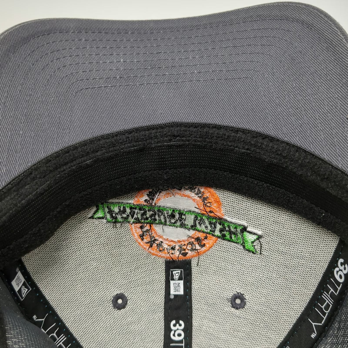 New Era Baseball Cap Gray M Fitted 39THIRTY Mesh Back Pressure Wash Logo Hat