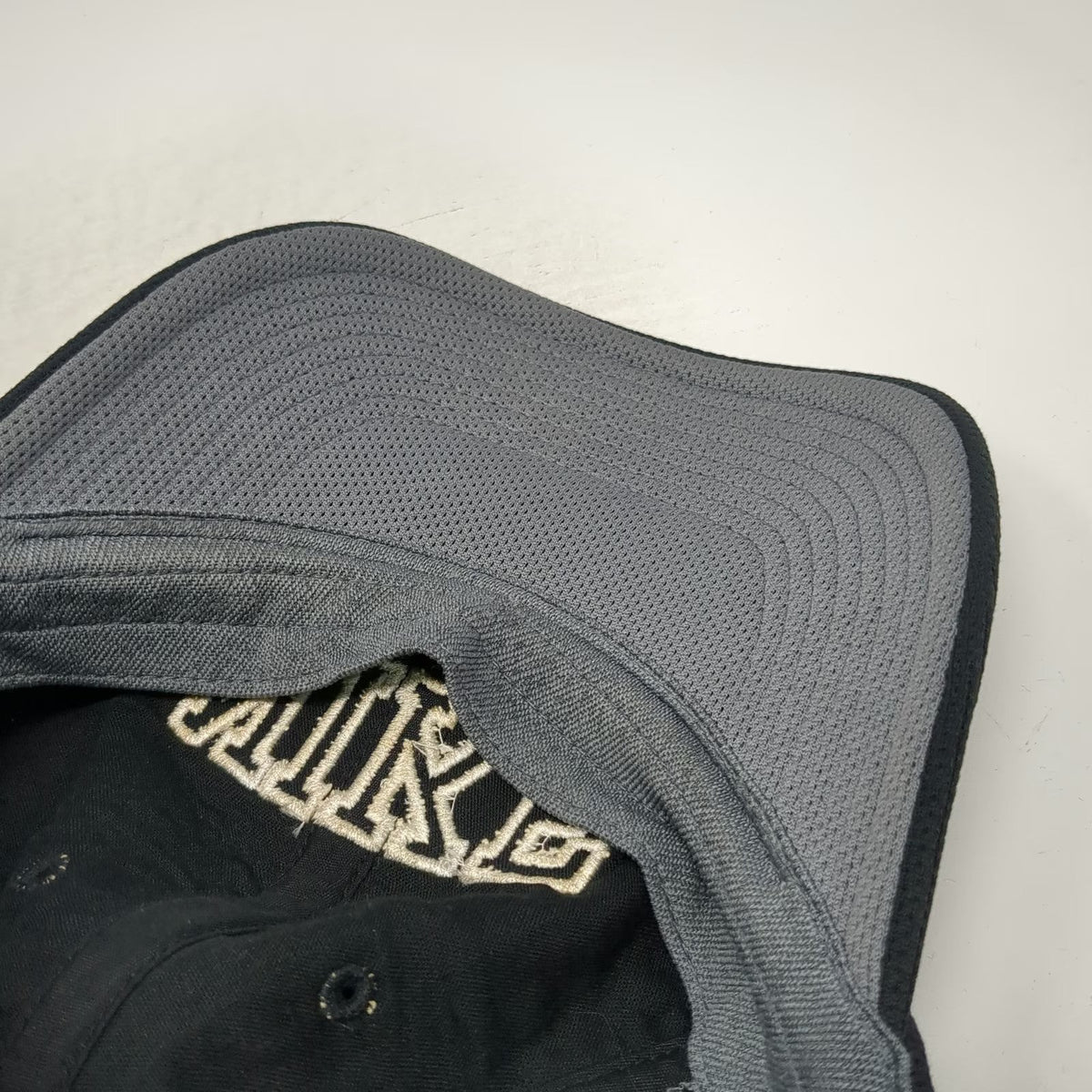Nike Baseball Cap Black One Size Strapback Gold Embroidered Collegiate Logo Hat