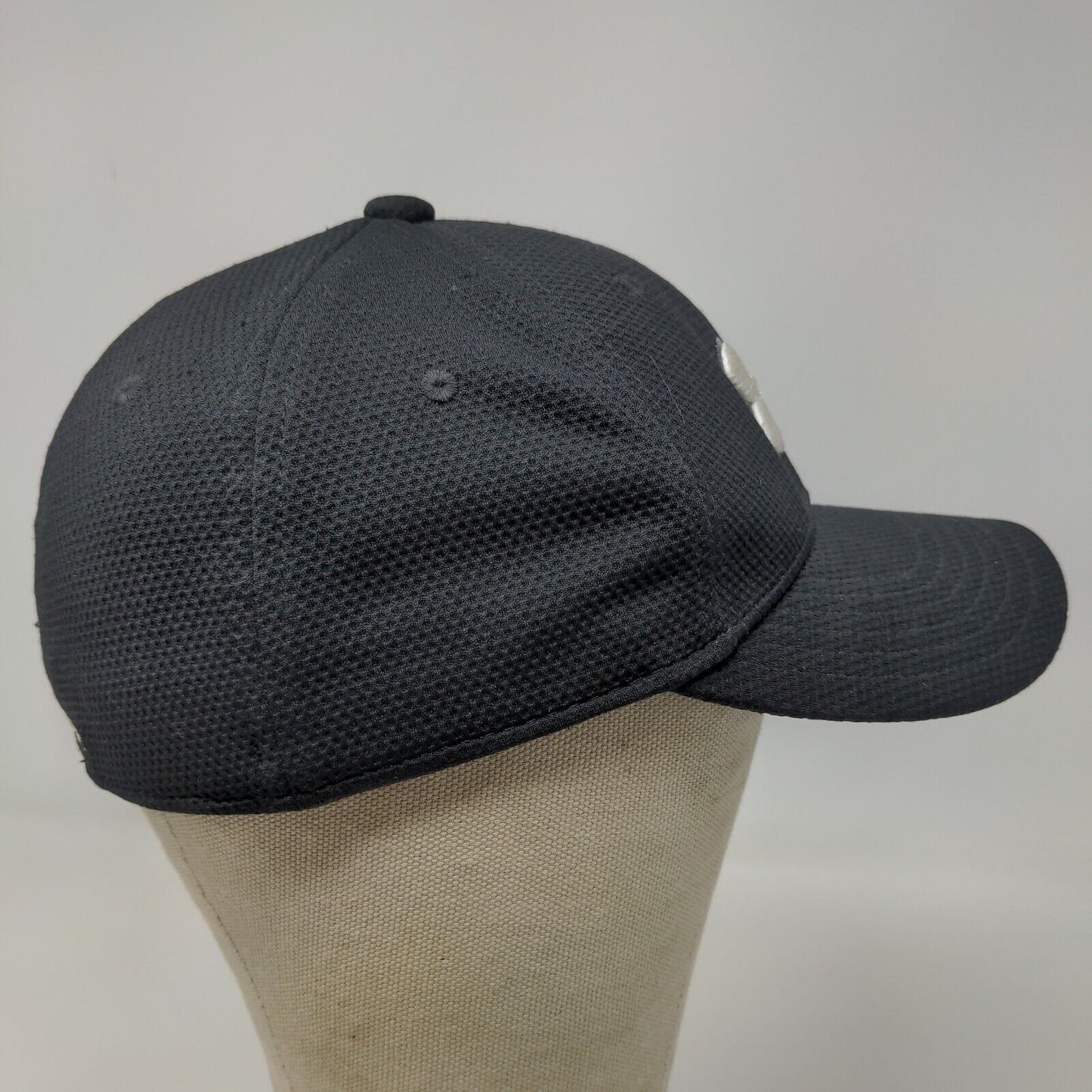 Under Armour Boy's Fitted Hat Black Youth Size S/M Embroidered Logo Polyester