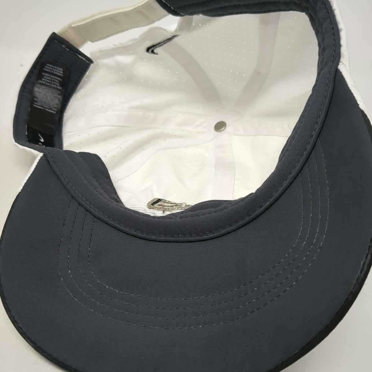 Nike Golf Baseball Cap White One Size EZGO Perforated Strapback Swoosh Hat
