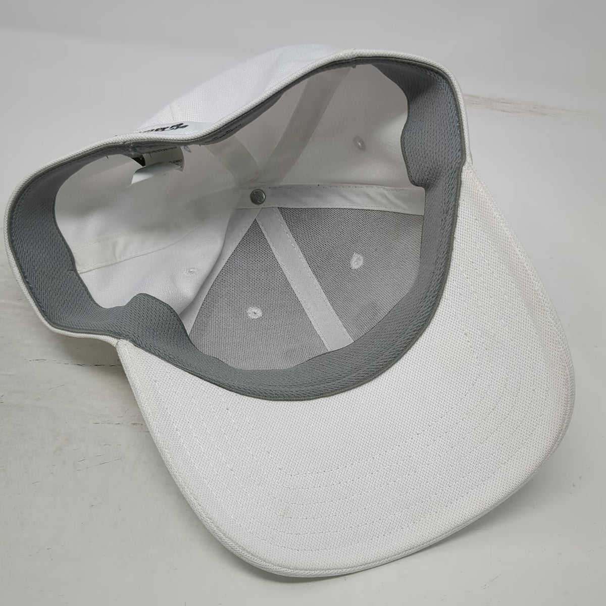 Under Armour Baseball Cap White L Fitted Embroidered Athletic Performance Hat