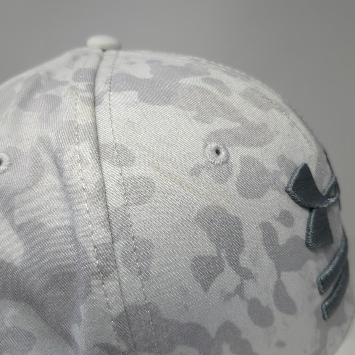 Under Armour Baseball Cap White XL Stretch Fit Camo Flat Brim Embroidered Logo