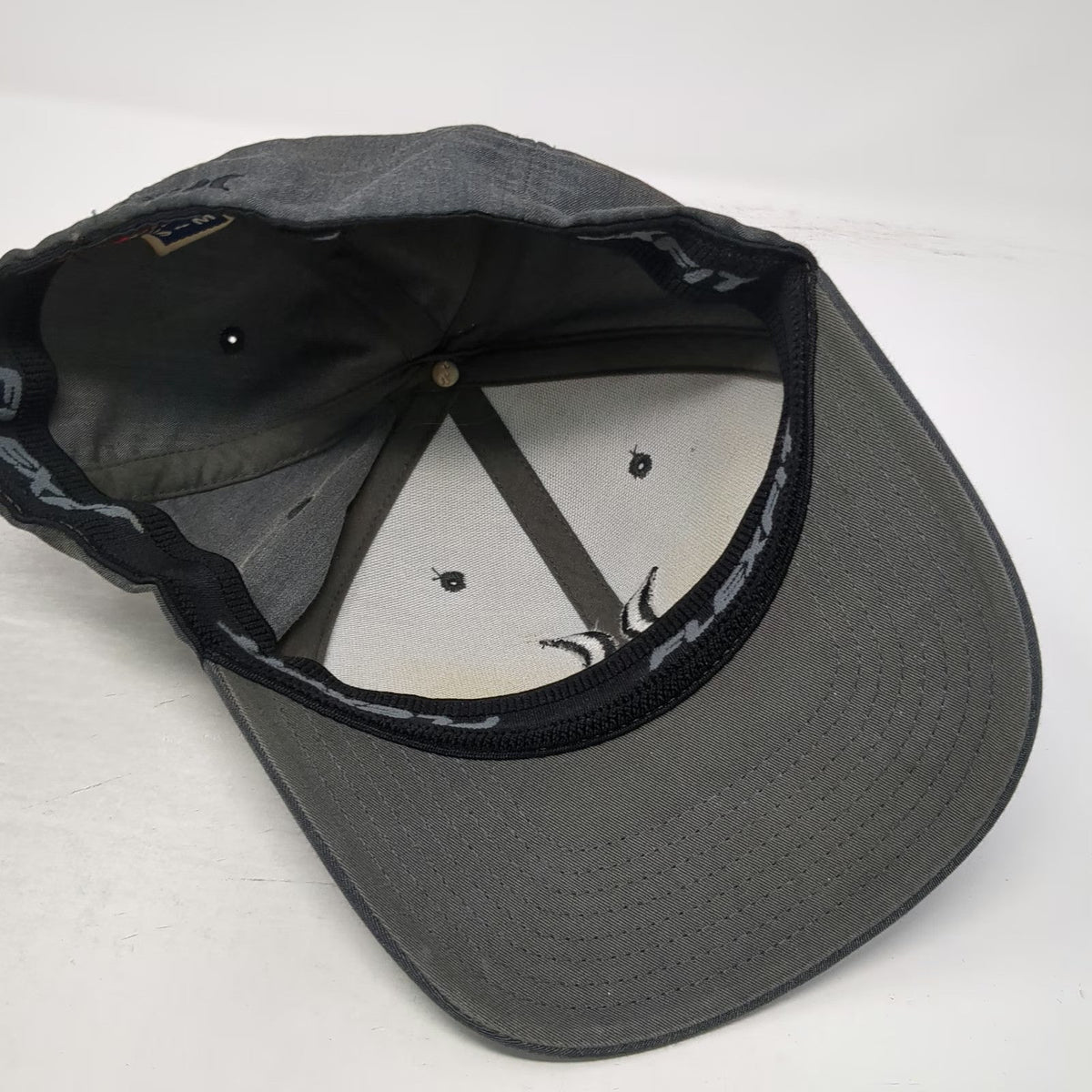 Hurley Baseball Cap Gray M Fitted Logo Embroidered Flexfit Stretch Curved Hat