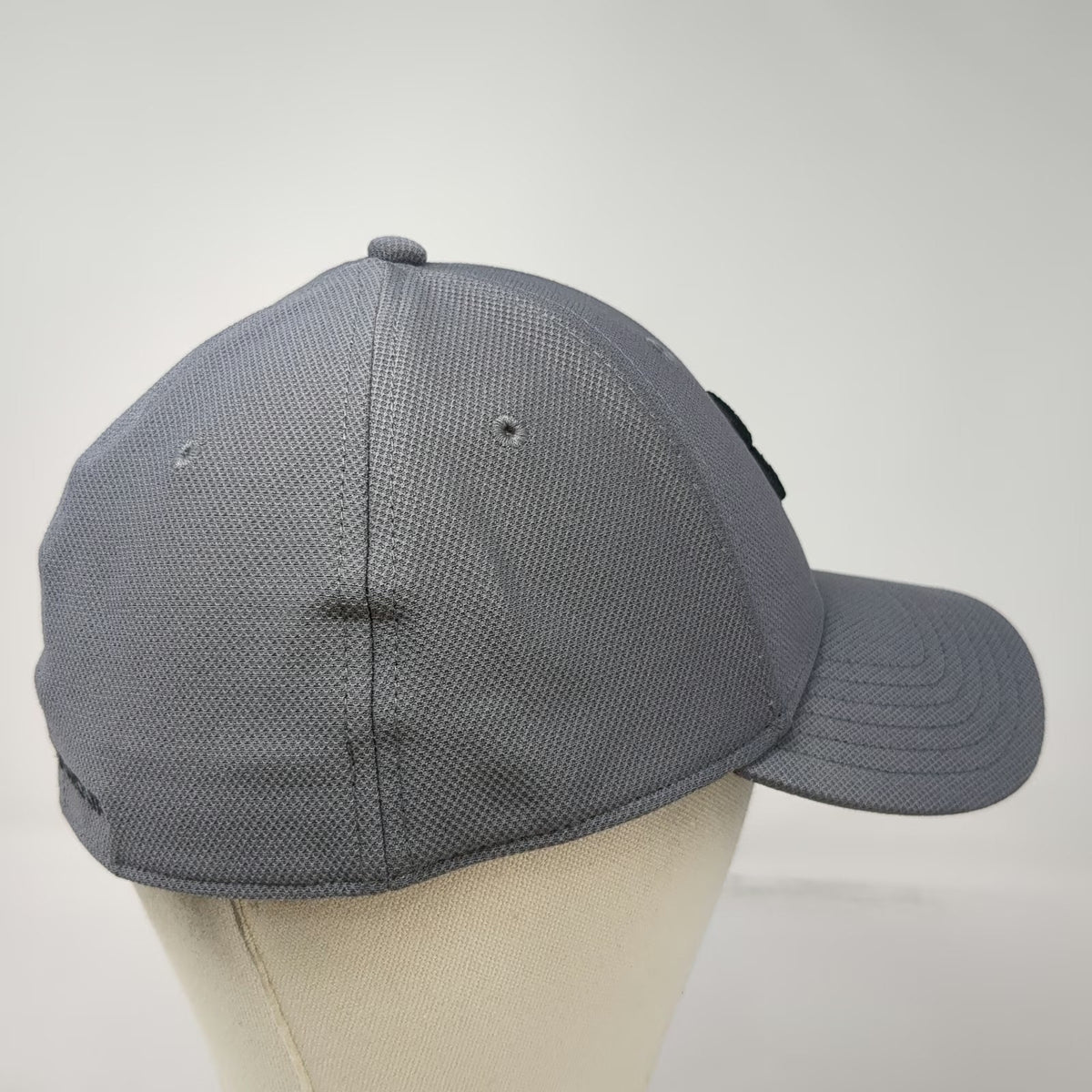 Under Armour Baseball Cap Gray XL Blitzing Stretch Fit Curved Bill Logo Hat
