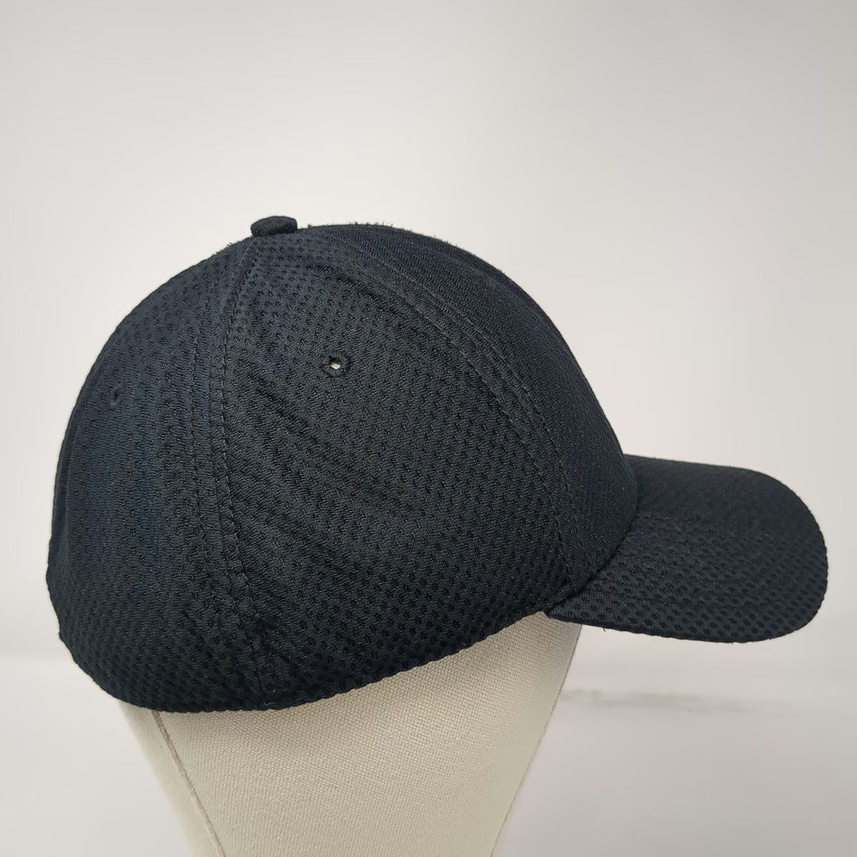 Under Armour Baseball Cap Black L Mesh Fitted Hat White Embroidered Logo Stretch