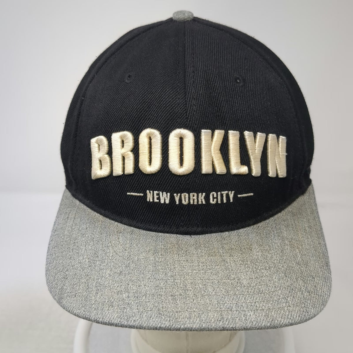H&M Snapback Black One Size Embroidered Brooklyn New York City Gray Brim Hat