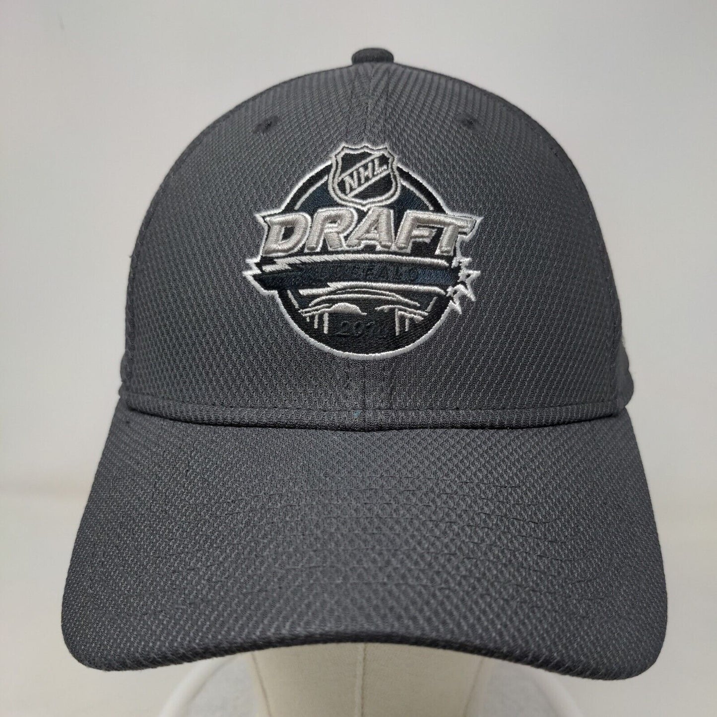 New Era 39Thirty Men's Fitted Hat Gray S-M Buffalo Sabres Draft Embroidered Logo