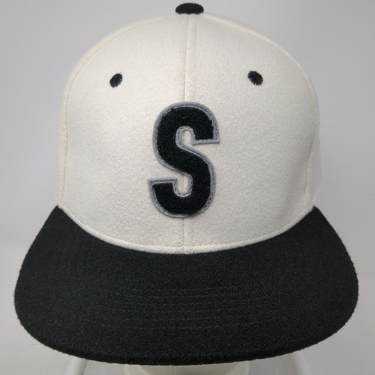 Melonwear Snapback Hat White One Size Felt Letter S Patch Flat Brim Baseball Cap