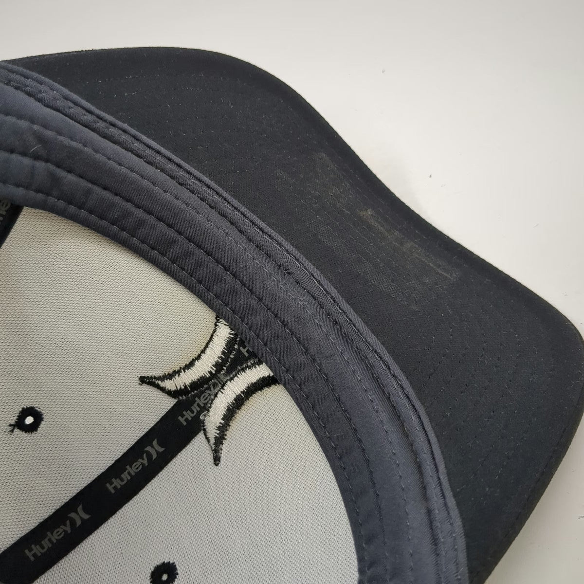 Hurley Baseball Cap Black XL Flexfit Raised Logo Embroidered 6 Panel Hat Curved