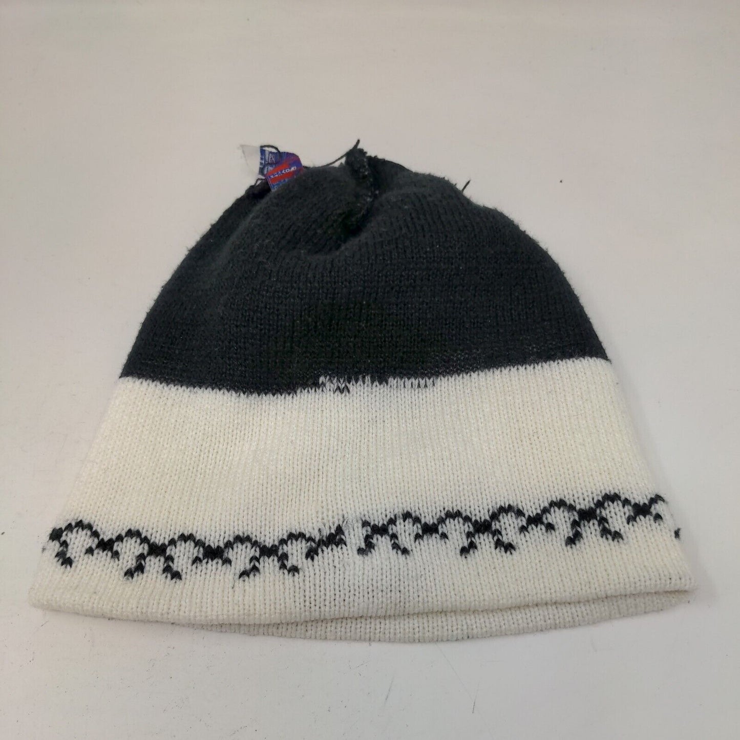 English Village Women's Knit Beanie Hat Cap Black White Fair Isle Acrylic