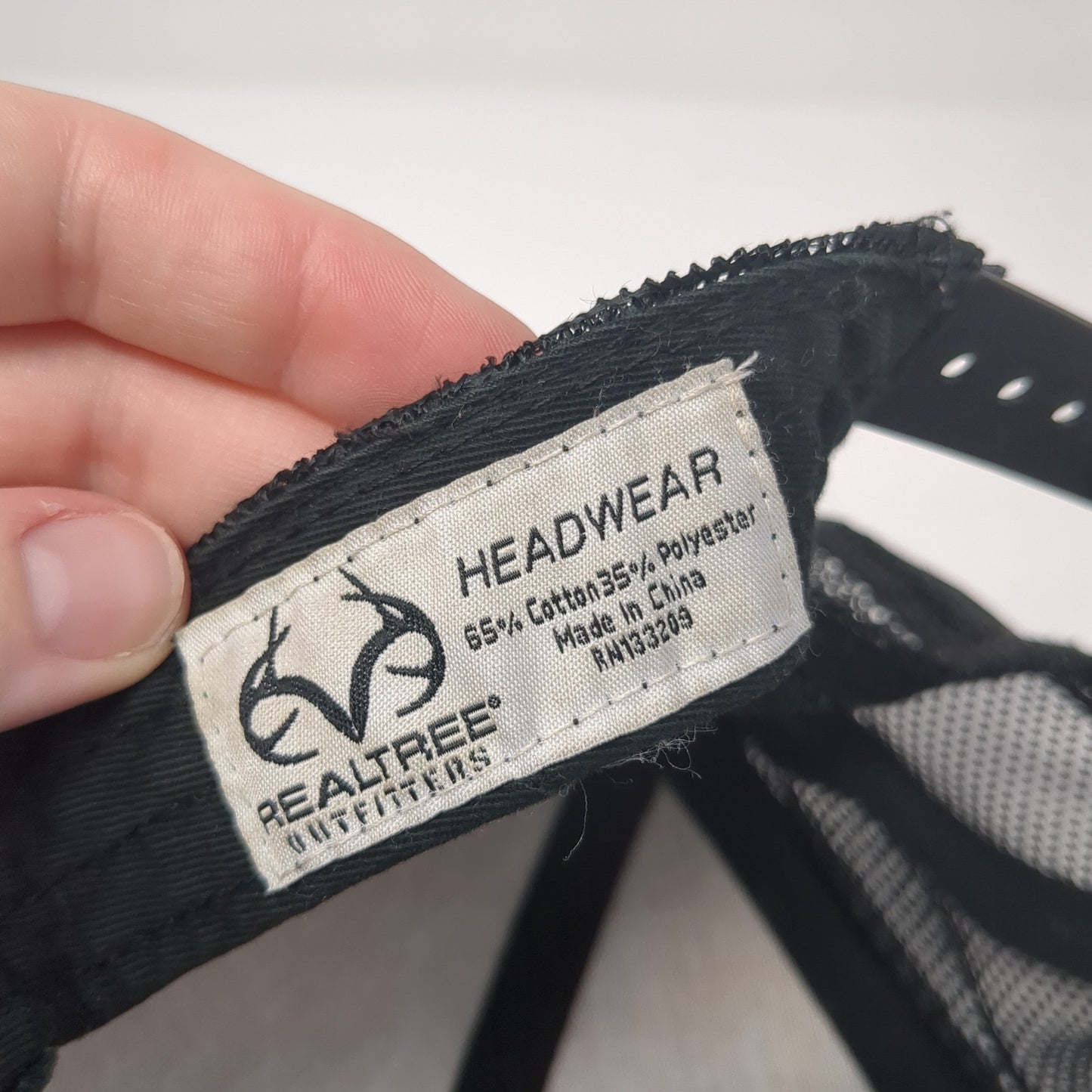 Realtree Outfitters sdnapback Trucker Hat Gray One Size Adjustable Mesh Back