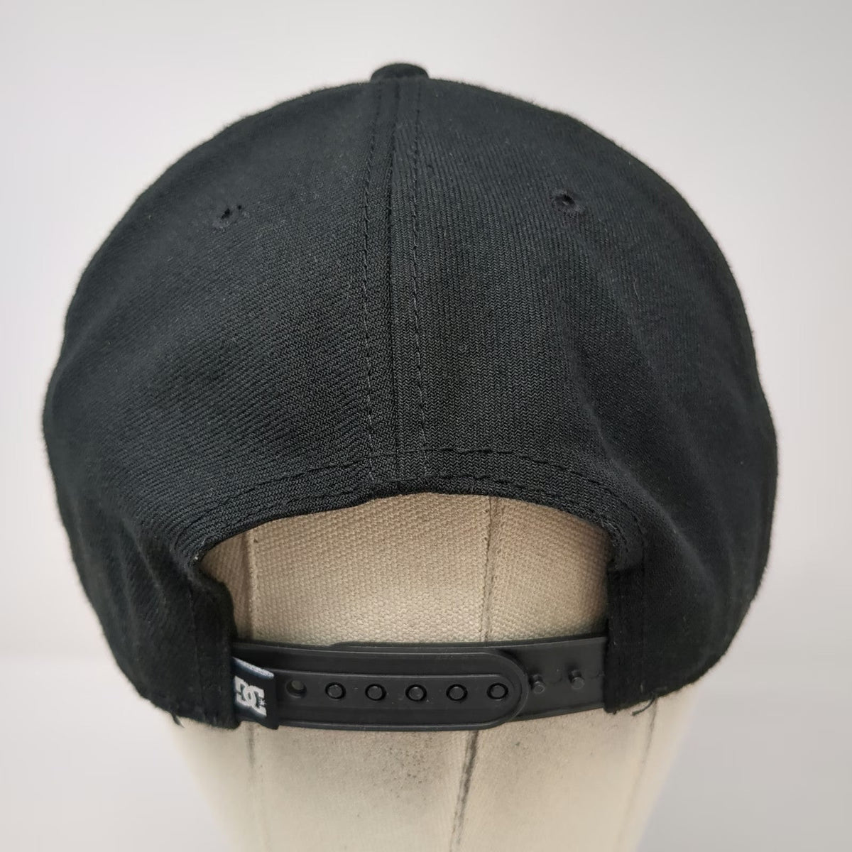 DC Shoes Snapback Hat Black OSFM Embroidered Logo Flat Brim 94 Skatewear OSFM