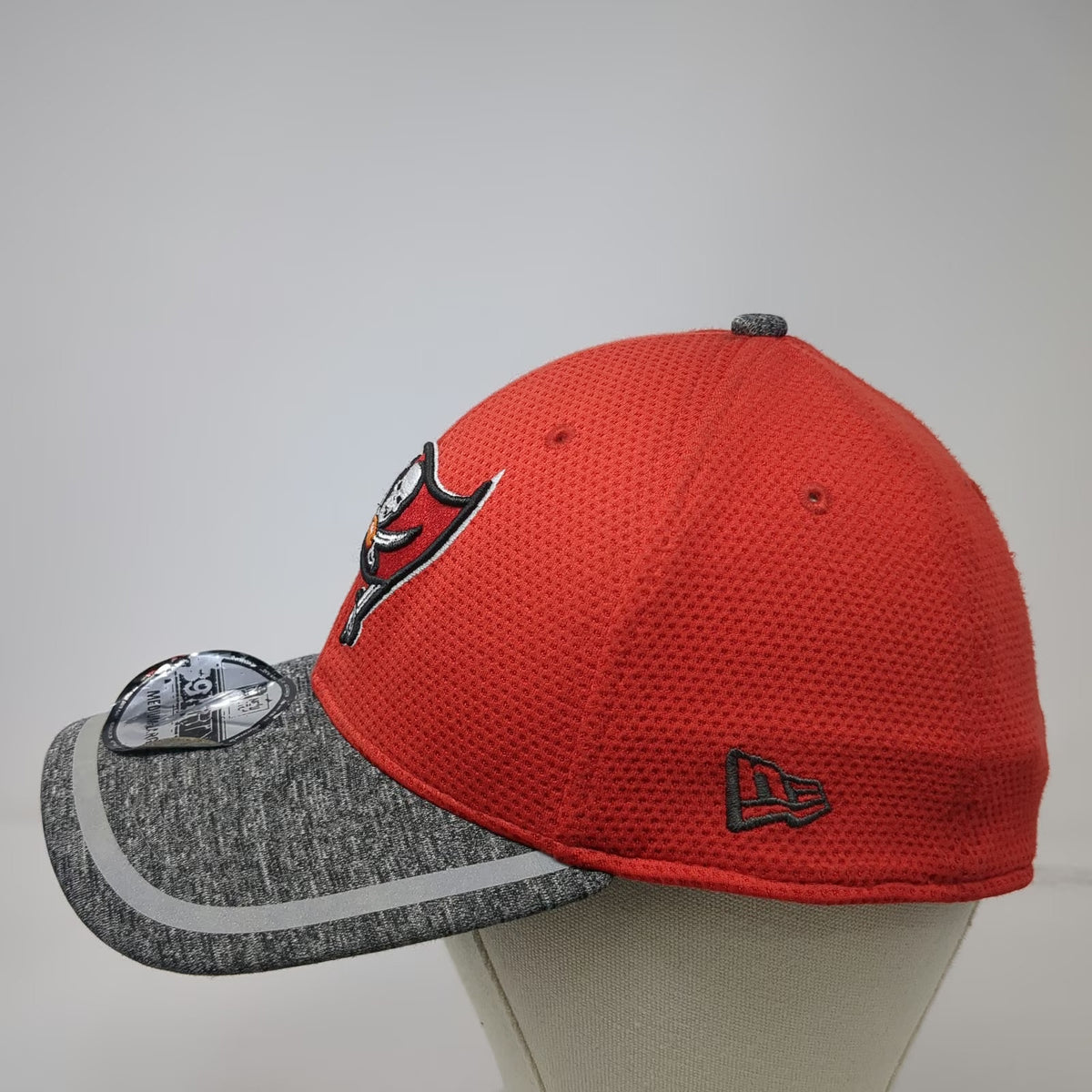 Tampa Bay Buccaneers NFL New Era Cap Red L 39THIRTY Stretch Fit Gray Logo Hat