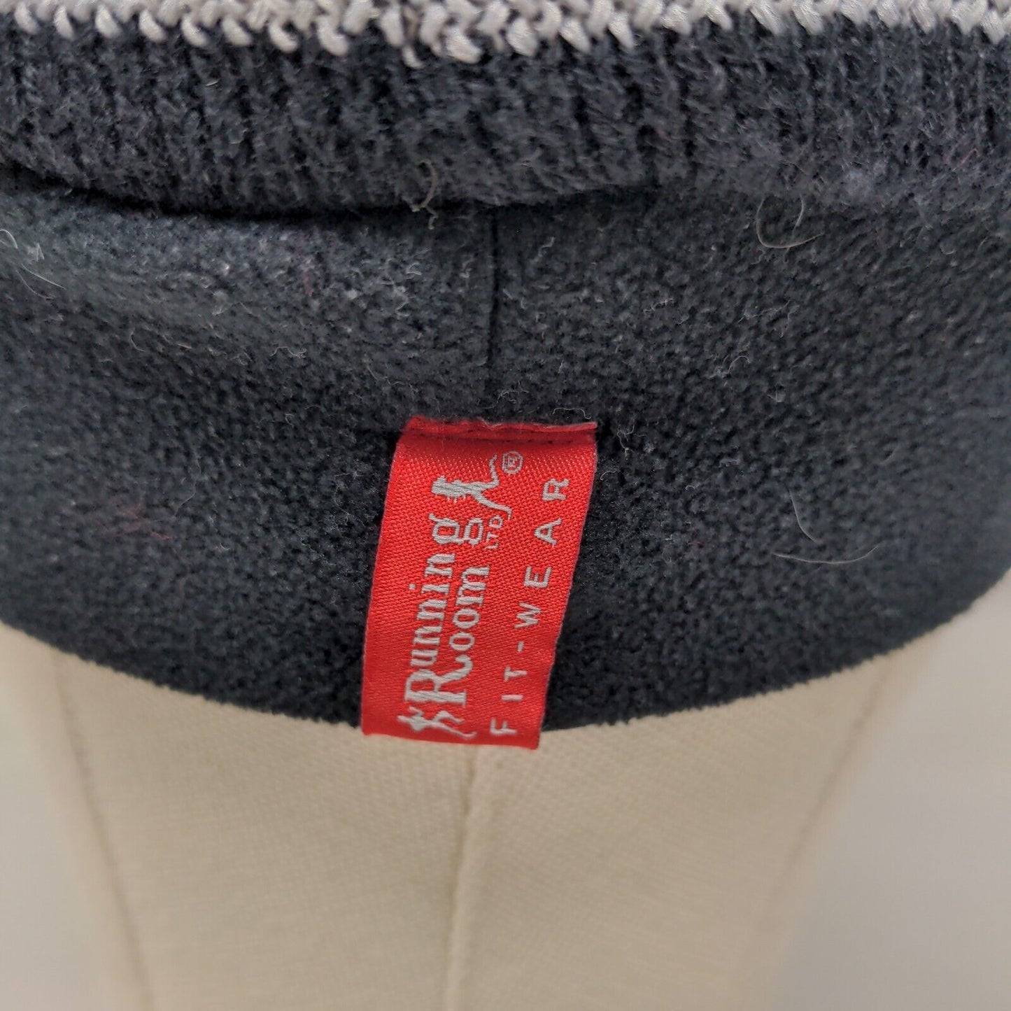 Running Room Men's Knit Beanie Hat Black Size OS 100% Acrylic Embroidered Canada