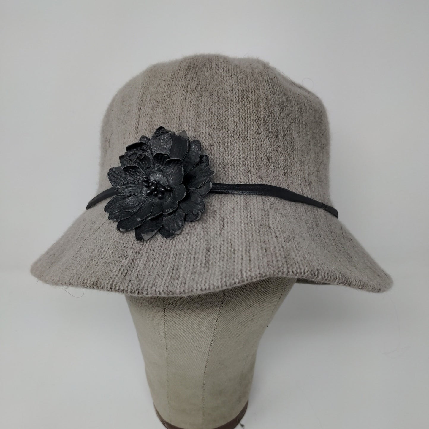 Liz Claiborne Womens Wool Olefin Bucket Hat W/ Flower Gray Black